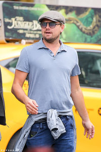 Leonardo-DiCaprio-Walking-NYC-May-2016-Picturesa.jpg