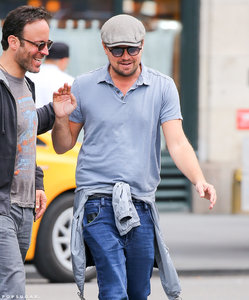 Leonardo-DiCaprio-Walking-NYC-May-2016-Picturesb.jpg