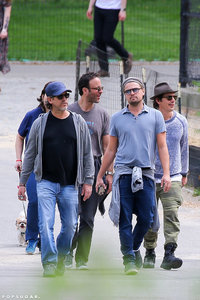 Leonardo-DiCaprio-Walking-NYC-May-2016-Picturesd.jpg