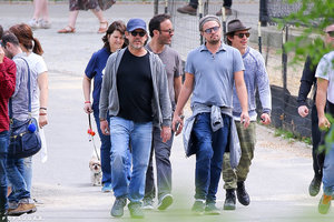 Leonardo-DiCaprio-Walking-NYC-May-2016-Picturesee.jpg