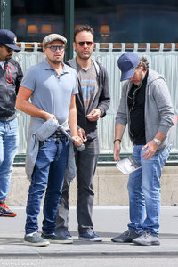 Leonardo-DiCaprio-Walking-NYC-May-2016-Picturesh.jpg