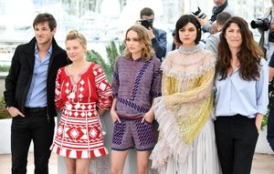 Lily-Rose-Depp-Vanessa-Paradis-Cannes-Film-Festival-2016-11.jpg
