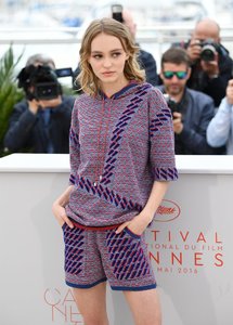 Lily-Rose-Depp-Vanessa-Paradis-Cannes-Film-Festival-2016-12.jpg