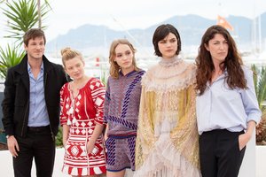 Lily-Rose-Depp-Vanessa-Paradis-Cannes-Film-Festival-2016-13.jpg