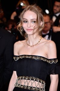 Lily-Rose-Depp-Vanessa-Paradis-Cannes-Film-Festival-2016-2.jpg