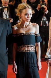 Lily-Rose-Depp-Vanessa-Paradis-Cannes-Film-Festival-2016-3.jpg