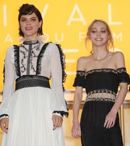 Lily-Rose-Depp-Vanessa-Paradis-Cannes-Film-Festival-2016-5.jpg