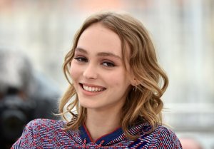 Lily-Rose-Depp-Vanessa-Paradis-Cannes-Film-Festival-2016-7.jpg