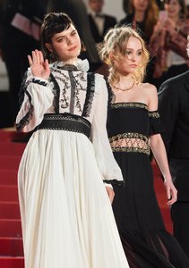 Lily-Rose-Depp-Vanessa-Paradis-Cannes-Film-Festival-2016-8.jpg