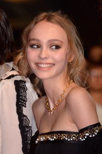 Lily-Rose-Depp-Vanessa-Paradis-Cannes-Film-Festival-2016-9.jpg