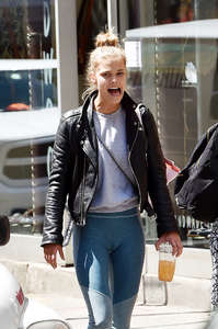 Nina-Agdal-at-Parm-Mulberry-Street-Restaurant--06.jpg.f2761aedab134034d71ae0d4f0bd1ce9.jpg