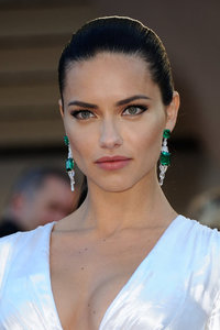 Photos-Cannes-2016-Adriana-Lima-classe-mannequin-pour-Julieta_portrait_w674.jpg