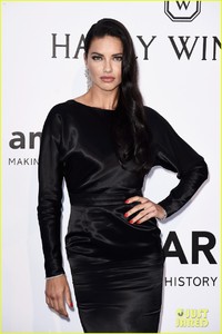 adriana-lima-joe-thomas-cannes-amfar-gala-2016-04.jpg