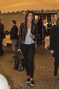 cindy-crawford-at-da-pierluigi-restaurant-in-rome-04-26-2016_7.jpg