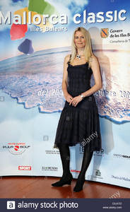 dpa-german-supermodel-claudia-schiffer-smiles-for-the-photographers-D3JKT2.jpg