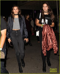kaia-gerber-stops-by-rihanna-concert-with-her-friends-01.jpg