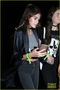 kaia-gerber-stops-by-rihanna-concert-with-her-friends-06.jpg