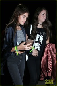 kaia-gerber-stops-by-rihanna-concert-with-her-friends-07.jpg