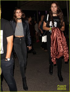 kaia-gerber-stops-by-rihanna-concert-with-her-friends-08.jpg