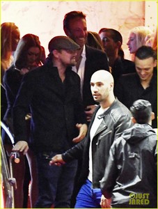 leonardo-dicaprio-cannes-club-girls-04.jpg