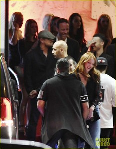 leonardo-dicaprio-cannes-club-girls-27.jpg