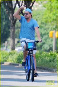 leonardo-dicaprio-citi-bike-nyc-park-01.jpg