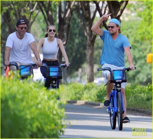 leonardo-dicaprio-citi-bike-nyc-park-04.jpg