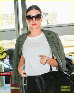 miranda-kerr-flies-out-jfk-leather-pants-02.JPG