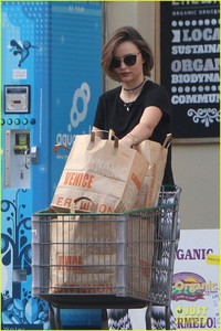 miranda-kerr-food-shopping-after-buying-home-03.jpg