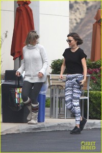 miranda-kerr-food-shopping-after-buying-home-13.jpg