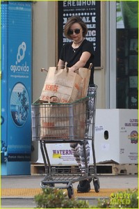 miranda-kerr-food-shopping-after-buying-home-31.jpg