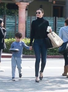 miranda-kerr-out-in-malibu_11.jpg