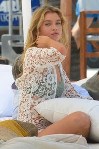 stella-maxwell-modeled-for-victoria-s-secret-on-the-beach-miami-fl-5-10-2016-4.jpg