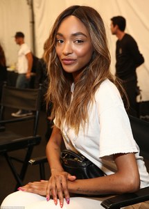 3525391600000578-3636334-Nailed_it_Jourdan_Dunn_showed_off_h.jpg