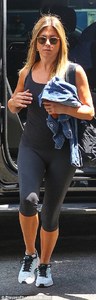 35865DF200000578-3653117-On_the_move_She_s_spent_careful_attention_to_her_svelte_tummy_si-a-73_1466545419873.jpg