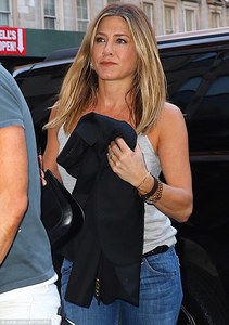 3588CC5100000578-3653686-Simply_beautiful_Aniston_stunned_as_usual_as_she_wore_her_light_-m-17_1466570583007.jpg