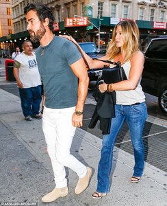 3588CD9C00000578-3653686-Sunkissed_Jennifer_Aniston_and_Justin_Theroux_showed_off_their_g-m-16_1466570566823.jpg