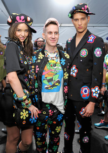 Miranda+Kerr+Moschino+Spring+Summer+17+Menswear+xzr4TETvRYmx.jpg