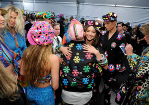 Miranda+Kerr+Moschino+Spring+Summer+17+Menswear+jVKTiZEh1l0x.jpg