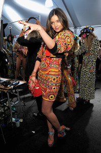 Miranda+Kerr+Moschino+Spring+Summer+17+Menswear+1Vr2dbmeMeex.jpg