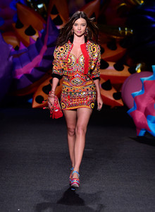 Miranda+Kerr+Moschino+Spring+Summer+17+Menswear+u_tjdOH6FGHx.jpg