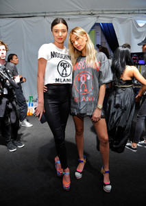 Miranda+Kerr+Moschino+Spring+Summer+17+Menswear+Uze41t8DNbXx.jpg