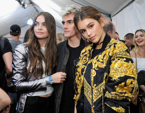 Kaia+Gerber+Moschino+Spring+Summer+17+Menswear+dFWWBY5CnBWx.jpg