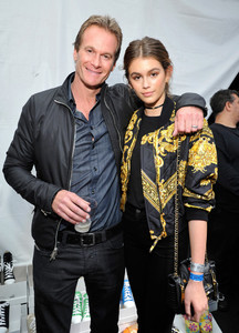 Kaia+Gerber+Moschino+Spring+Summer+17+Menswear+rJxgbTmUOUtx.jpg