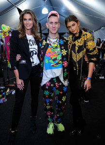 Kaia+Gerber+Moschino+Spring+Summer+17+Menswear+bqdT-JamM5Lx.jpg