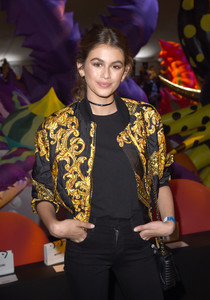 Kaia+Gerber+Made+LA+Moschino+Show+RxMh8K6kzD8x.jpg