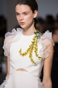 Giambattista+Valli+Spring+2016+Details+OoBufsBO0S9x.jpg
