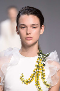 Giambattista-Valli-Spring-Summer-2016-Paris-4259-1453752292-bigthumb 5.jpg