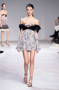 Giambattista-Valli-Spring-Summer-2016-Paris-4259-1453752292-bigthumb 7.jpg