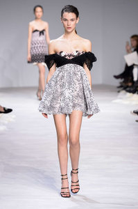 Giambattista-Valli-Spring-Summer-2016-Paris-4259-1453752292-bigthumb 8.jpg